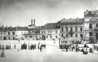 Domy a obchody na náměstí K. Gottwalda (nyní Masarykovo náměstí)